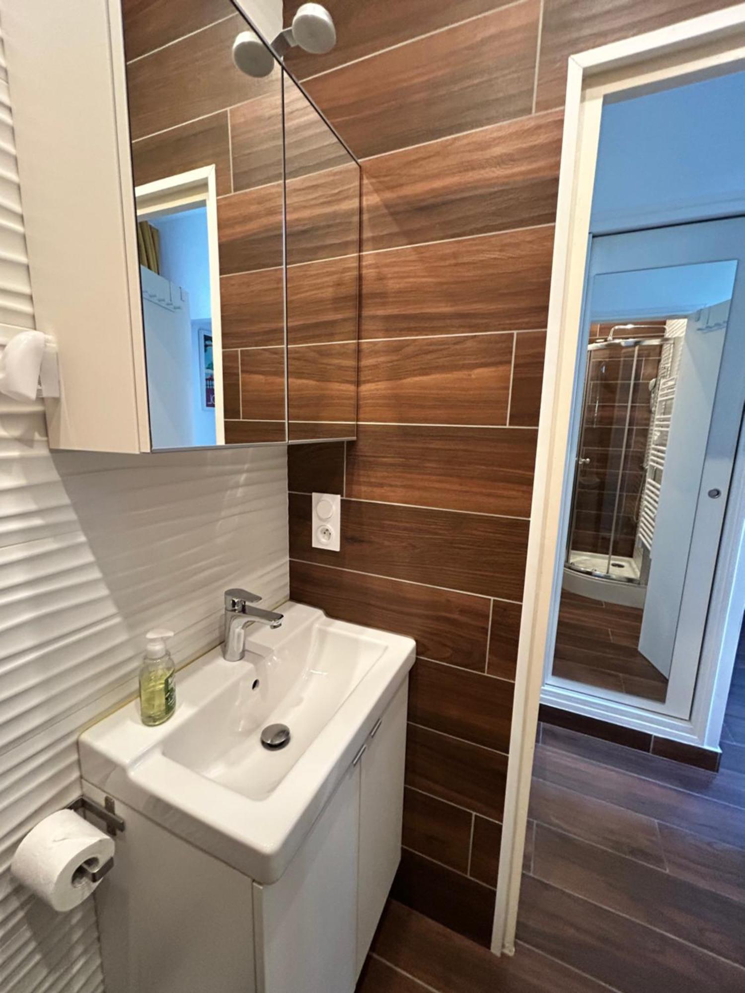 Agreable Studio Renove Avec Place De Parking Bandol Luaran gambar